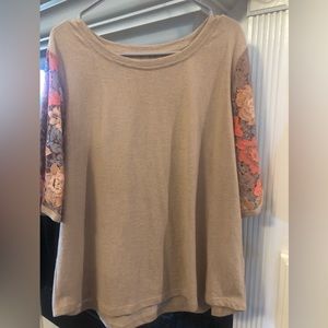 2 Umgee tops with lace sleeves in great condition xl